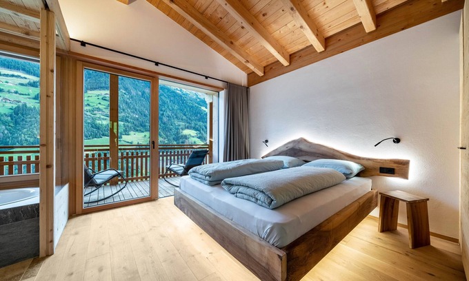 San Martino in Passiria Apartamento | LAGAR piso de vacaciones 'Struzer Michele' con logia privada y vistas a la montaña
