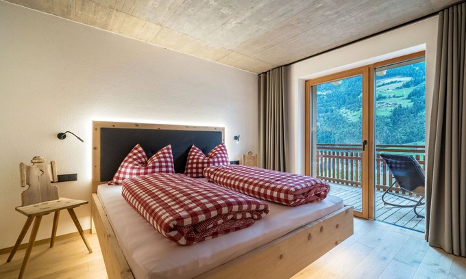 San Martino in Passiria Apartamento | LAGAR piso de vacaciones "Pircher Schnallele" con terraza-jardín privada y vistas a la montaña