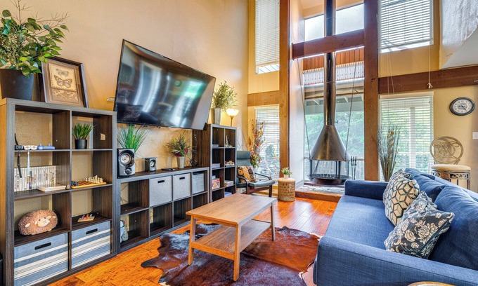 Point Venture Casa | Lago Vista Golf Getaway w/ Decks + Pool Access!