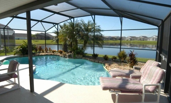 Eagle Pointe South Casa | Piscina estilo laguna con bañera de hidromasaje y sala de juegos.