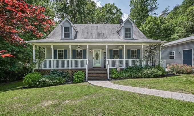 Mineral Casa | Laid-back lake house with porch, deck, grill, firepit, game room, AC, & W/D