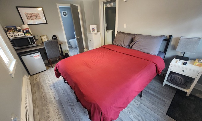 Linntown Casa | Laid-Back Linntown Guest Suite Bed & Bath w Private Entrance