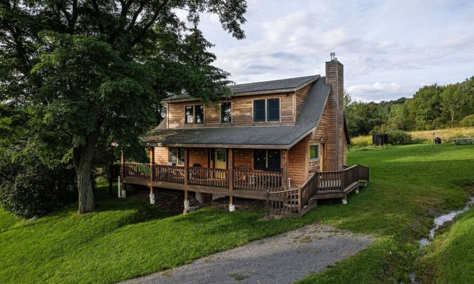 Bloomville Casa | Laid-Back Log Cabin Vibes | A/C Chill & Epic Mountain Views
