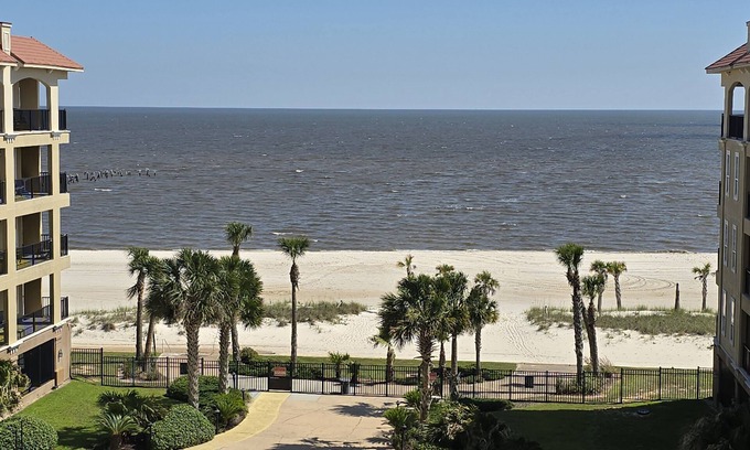 Henderson Point Condominio | Laid-Back Luxury – Beachfront Condo at Inn By The Sea