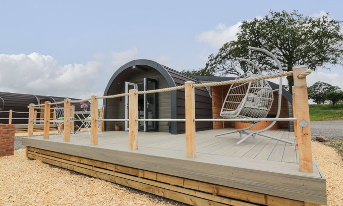 Lochmaben Cabaña | LAIRD LODGE 1, romantic, with hot tub in Lochmaben