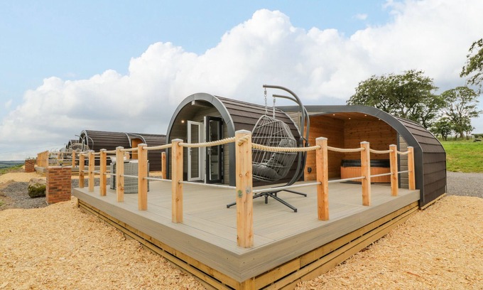 Lochmaben Cabaña | LAIRD LODGE 2, romantic, with hot tub in Lochmaben