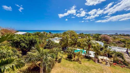Midlands Apartamento | LAKAZ DEL VISTA - Luxurious new apartments with panoramic sea views, pool & garden retreat