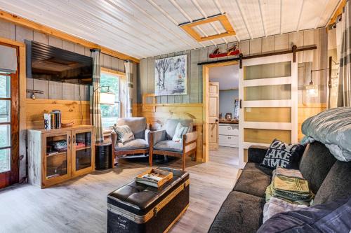 Gladwin Casa | Lake Access and Kayaks Gladwin Cottage Near Golfing