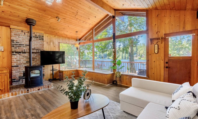 Black Diamond Cabina | Lake access cabin near trails and spring
