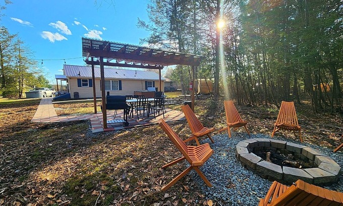 Loch Sheldrake Casa | Lake Access! Catskill Cozy Home- Hot Tub +Sauna