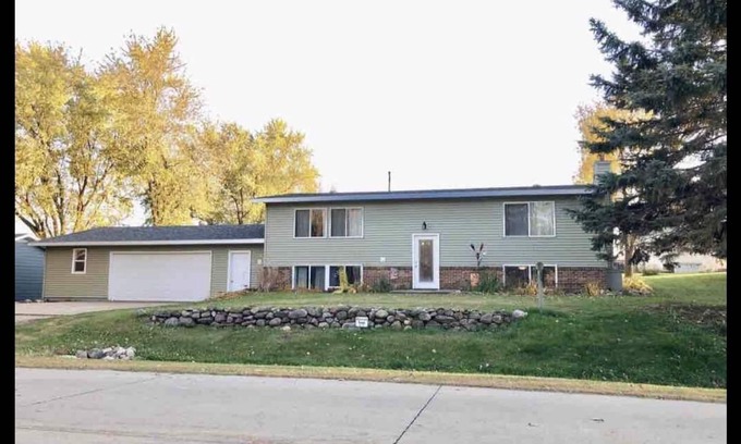 Spirit Lake Casa | Lake access! Entire home in East Okoboji Beach!
