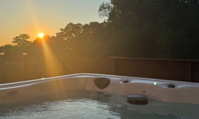 Romulus Casa | Lake Access, Views and Hot Tub