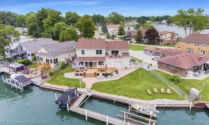 Gibraltar Casa | Lake Access, Wildlife, King Bed, Sunsets, Hot Tub