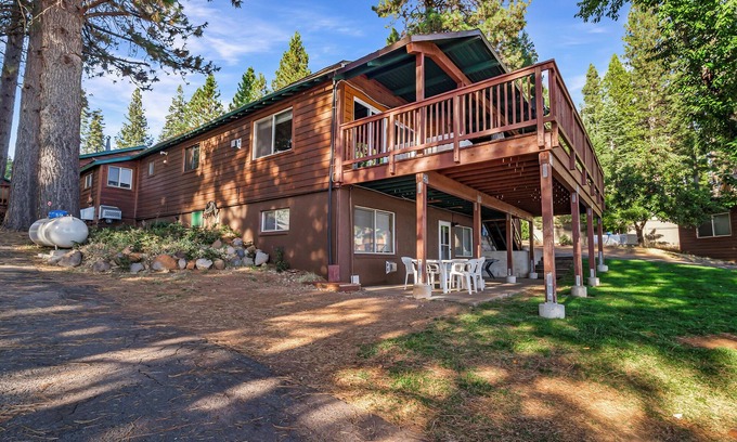 Peninsula Village Cabina | Lake Almanor 11: Charming Lakeside Resort
