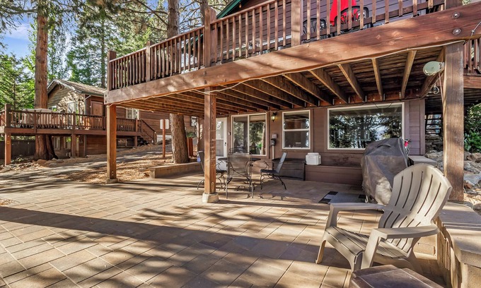 Peninsula Village Cabina | Lake Almanor Escape 6: Perfect Lakeside Resort