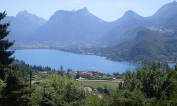Talloires-Montmin Apartamento | Lake and mountain view studio