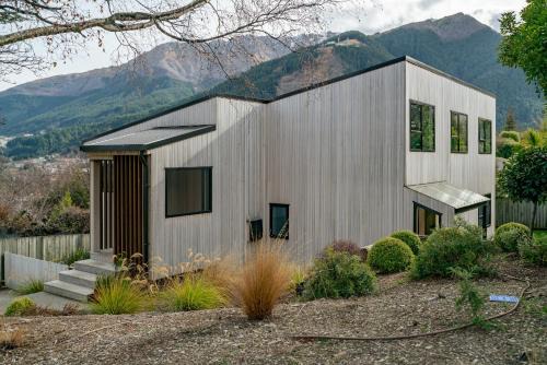 Queenstown Casa | Lake and Mountain Views - Central Queenstown