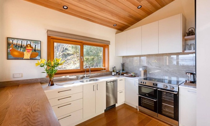 Wanaka Casa | Lake and mountain views from this lakeside location