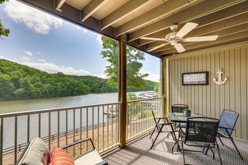 Osage Beach Apartamento | Lake and Pool Access Lazy Days Condo with Balcony!