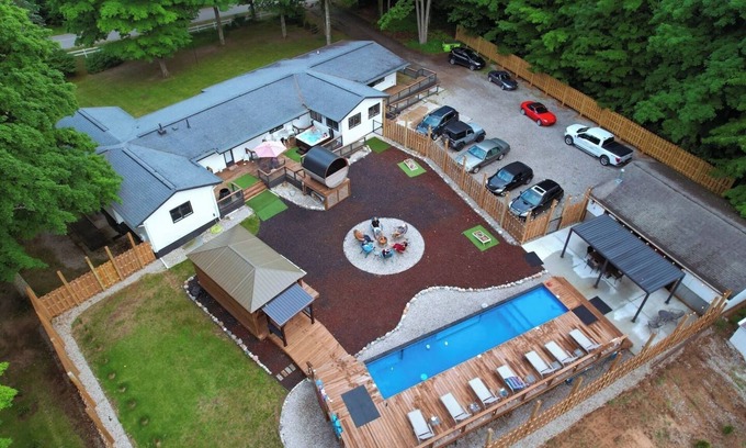 Lake Ann Cabina | Lake Ann Lodge Large Family Spa Retreat | TC, MI
