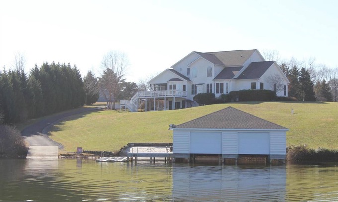 Livingston Casa | Lake Anna public side, private boat ramp, firepit, sandy beach & more!