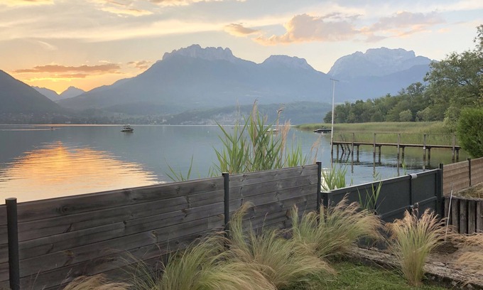 Cessenaz Apartamento | Lake Annecy waterfront studio with paddles and bikes