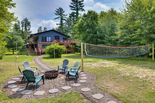 Neillsville Casa | Lake Arbutus Cabin Private Deck and Hot Tub!