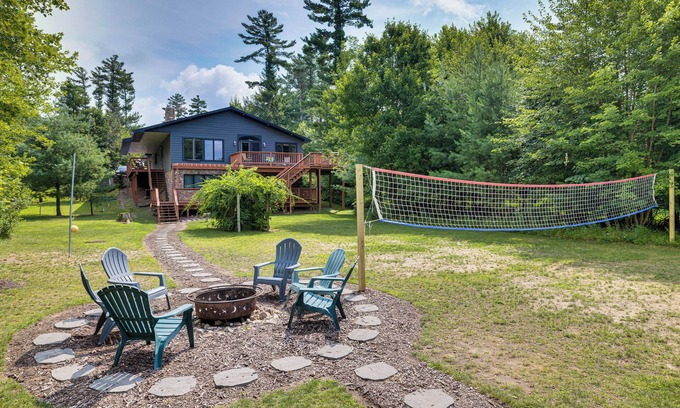 Neillsville Cabina | Lake Arbutus Cabin: Private Dock & Pontoon Rental!