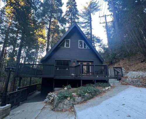 Lake Arrowhead Casa | Lake Arrowhead Lux Black Cabin