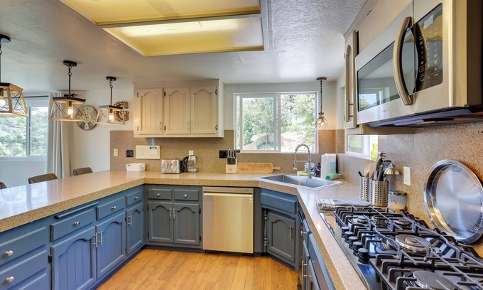 Lake Arrowhead Cabaña | Lake Arrowhead Vacation Home w/ Decks & Grill!