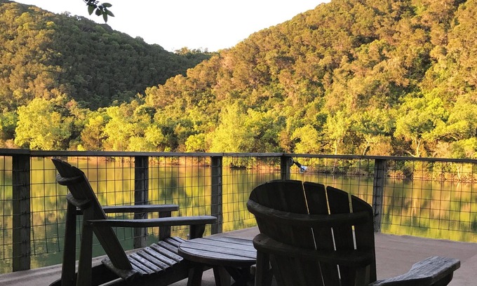 Lake Austin Village Casa | Lake Austin Waterfront Retreat: bañera de hidromasaje, SUP, WiFi, perros aceptables