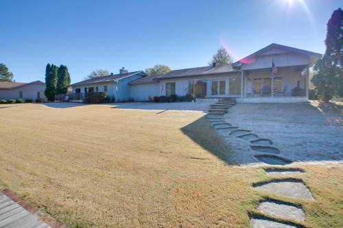 Hot Springs Village Casa | Lake Balboa Access Home with Dock and Yard