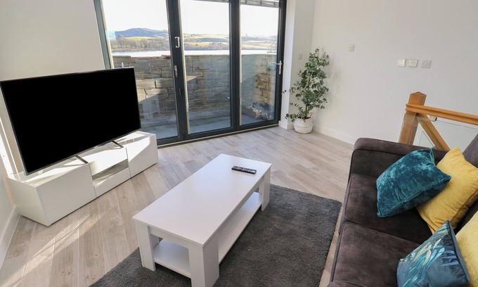 Littleborough Cabaña | Lake Bank Views