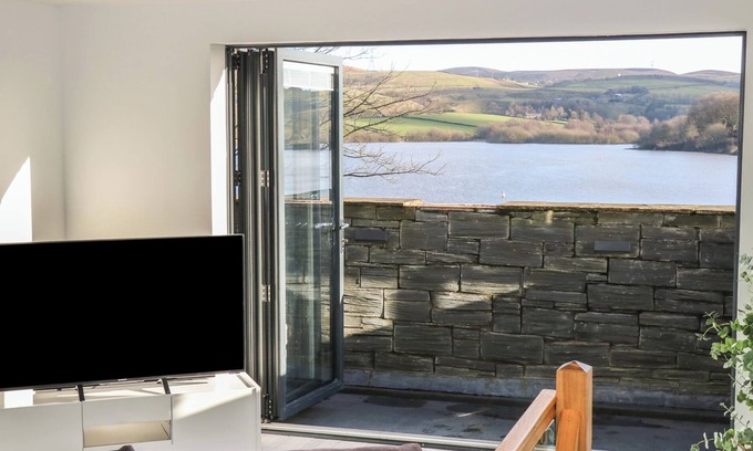 Littleborough Cabaña | LAKE BANK VIEWS, romantic, with a garden in Littleborough