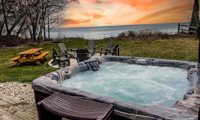 Algoma Cabina | Lakefront Cabin | HotTub, Secluded, Kayaks/Bikes