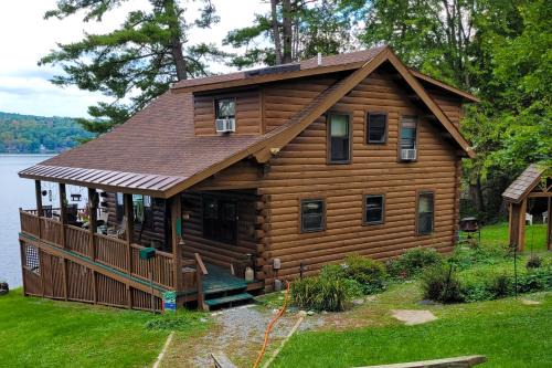 Neshobe Beach Casa | Lake Bomoseen Log Cabin