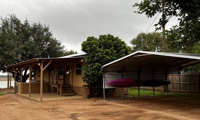 Buchanan Dam Cabaña | Lake Buchanan Water Front Cabin ~ Hot Tub, Fire Pit lounge, Grill, Kayaks.