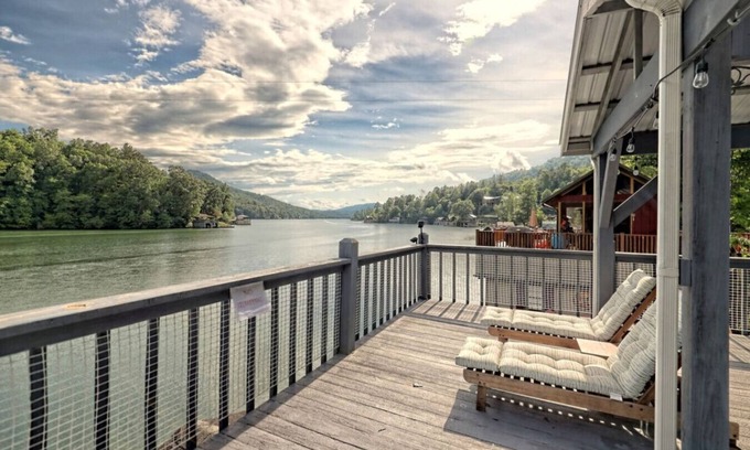 Clayton Casa | Lake Burton Bungalow with Top Dock & Scenic Patio