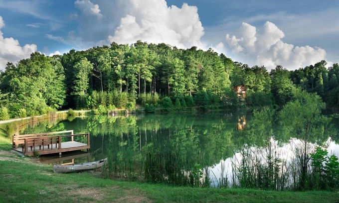 Zoe Cabina | Lake Cabin en un hermoso entorno boscoso con vistas al lago cristalino.