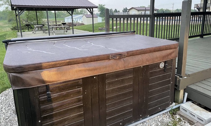 Monroe City Casa | Lake cabin sleeps 18+ w/ a hot tub near Mark Twain Lake and waterpark!