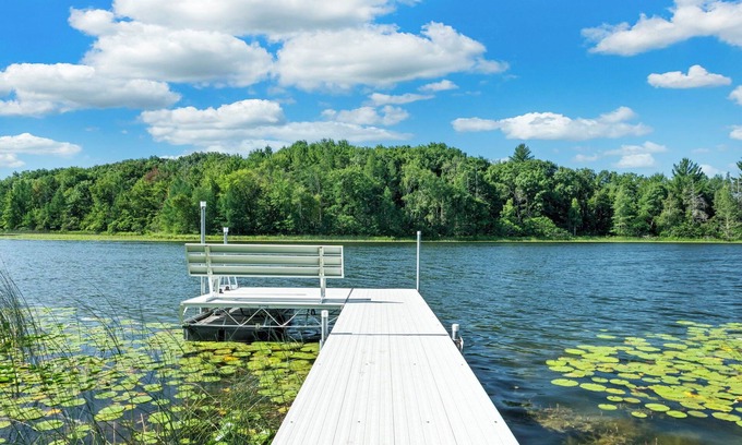 Oxford Cabina | LAKE Cabin, KING BED, 25 min to Dells, large yard!