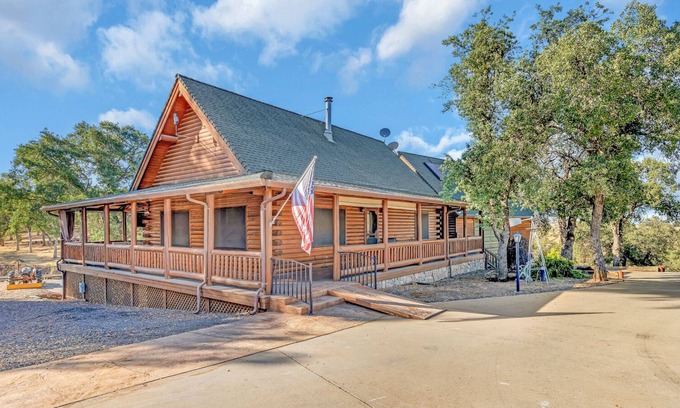 Coulterville Cabina | Lake Cabin with cuddling cats