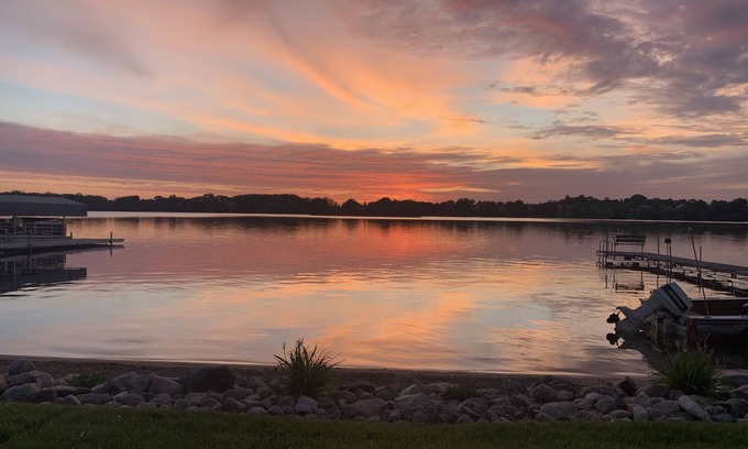 Annandale Cabaña | Lake Cabin with HOT TUB, Updated, Flat Lot, Sandy Beach, Games and Lake Toys!
