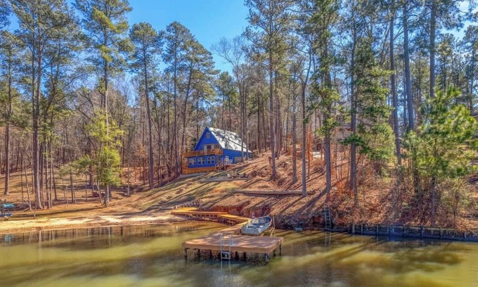 Milledgeville Casa | Lake Chalet, Sleeps 9, Private Beach, Kayak + MORE