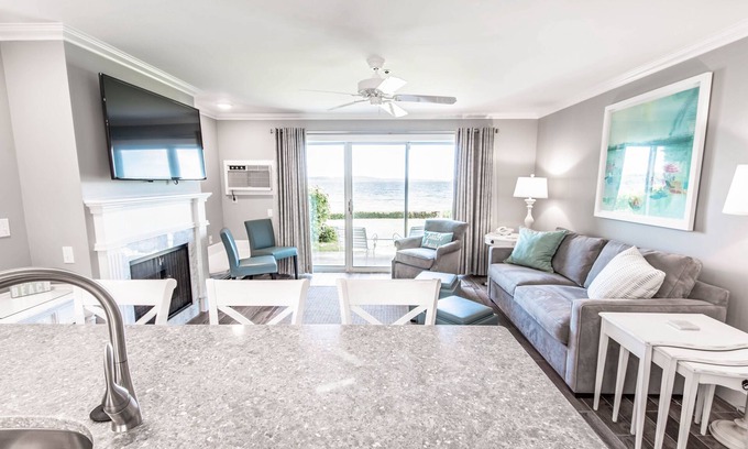 Boyne City Condominio | 1BR condominio frente al mar en el hermoso lago Charlevoix en Boyne City!