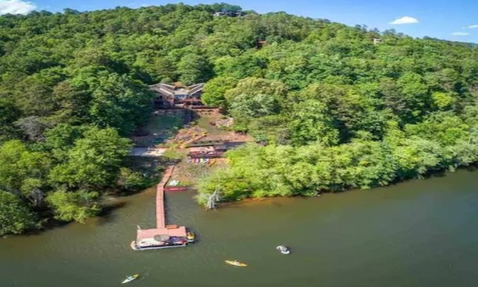 Hiawassee Casa | LAKE CHATUGE, Your own private resort, 9 Bdrm, Pickleball, Pool, Boat Rental