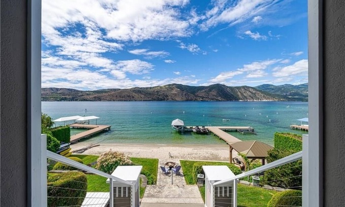 Manson Casa | Lake Chelan Estate with Private Beach and Tennis Court. Resort-like paradise!