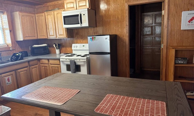 Lake Village Cabina | Lake Chicot Sunrise: Your Front Yard View!