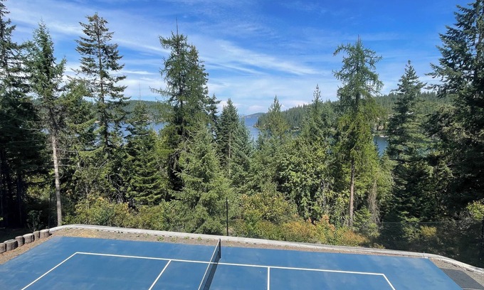 Coeur d'Alene Cabina | Pickleball Paradise Above Lake Coeur d'Alene