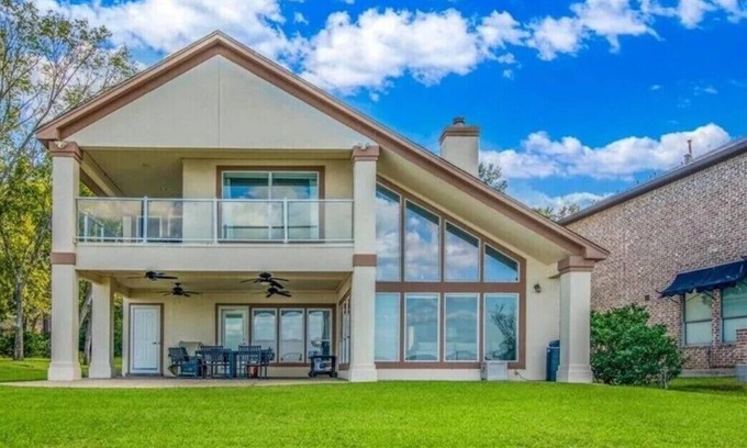 Walden on Lake Conroe Casa | Lake Conroe Waterfront 5BR/5.5BA Home w/2 Docks and private pool